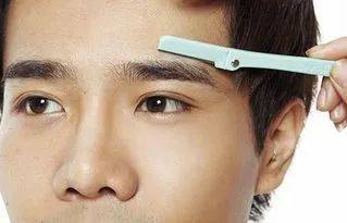 就会变得长眉.加上很多人忌讳修剪眉毛,自然就越来越长了.