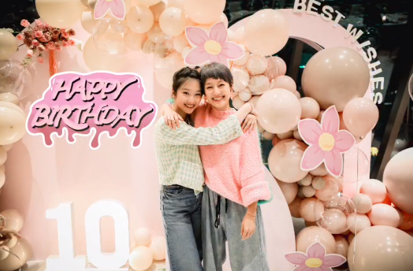 文章小女儿迎10岁生日,马伊琍设宴庆祝,打扮少女比女儿抢镜
