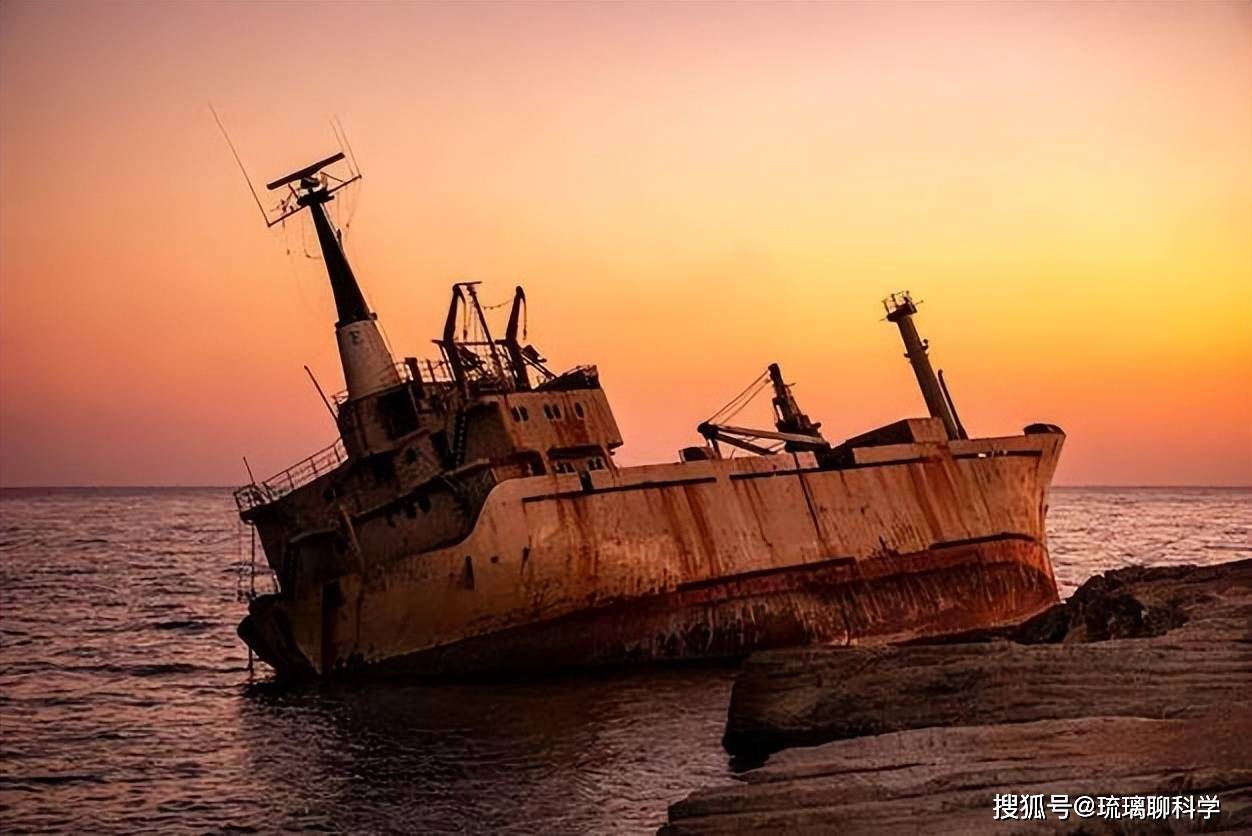 然而,毫无预警地,韩国的银角号货轮突然加速撞上了该船