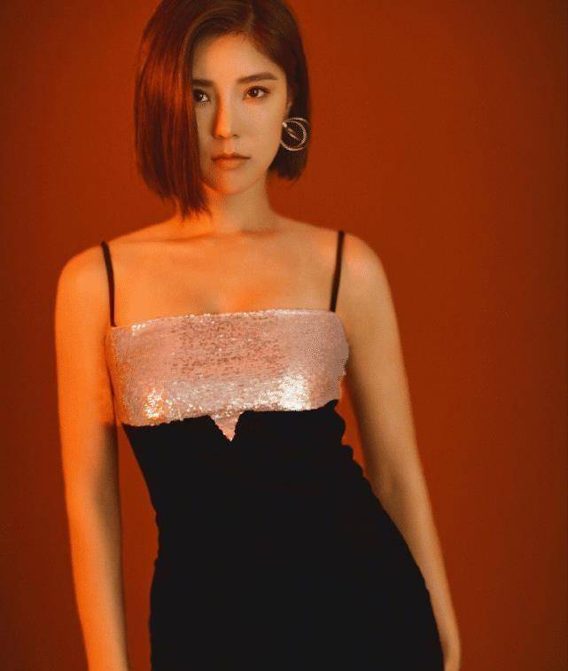 赵奕欢的这套搭配改变了她以往清纯的形象,她穿着紧身的吊带背心和