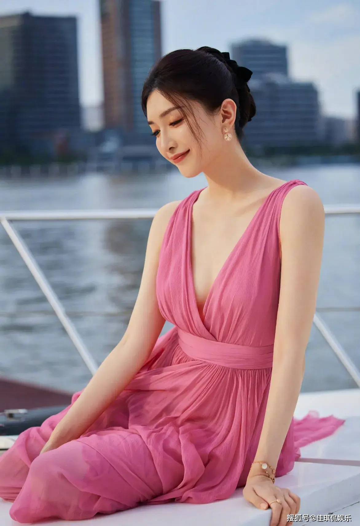 发光的她成韩国人最想约会女明星_活动_美貌_辛芷蕾