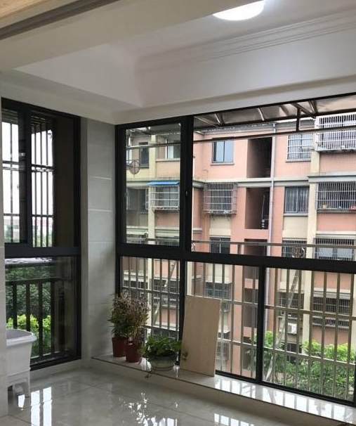 客厅的大阳台,都做成落地窗,装了安全防护栏,顶部还要安装晾衣杆晒