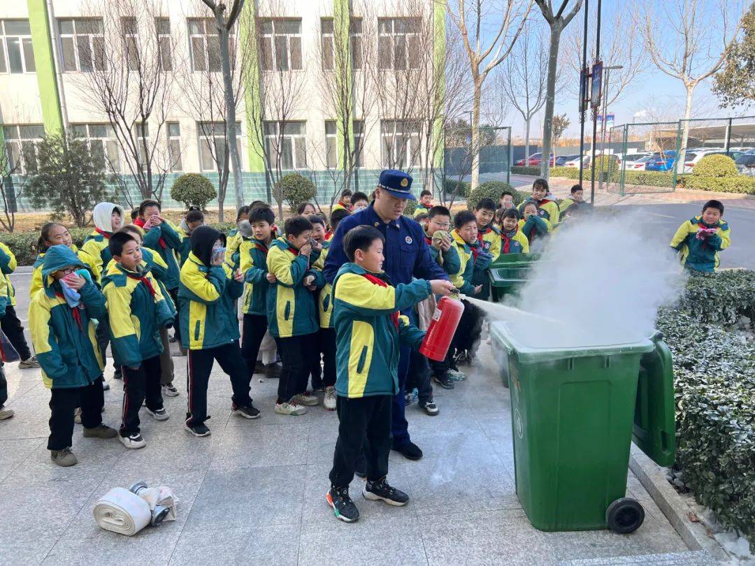 開發區宣傳人員結合近年來的校園火災案例與校園火災發生特點,重迪蝌