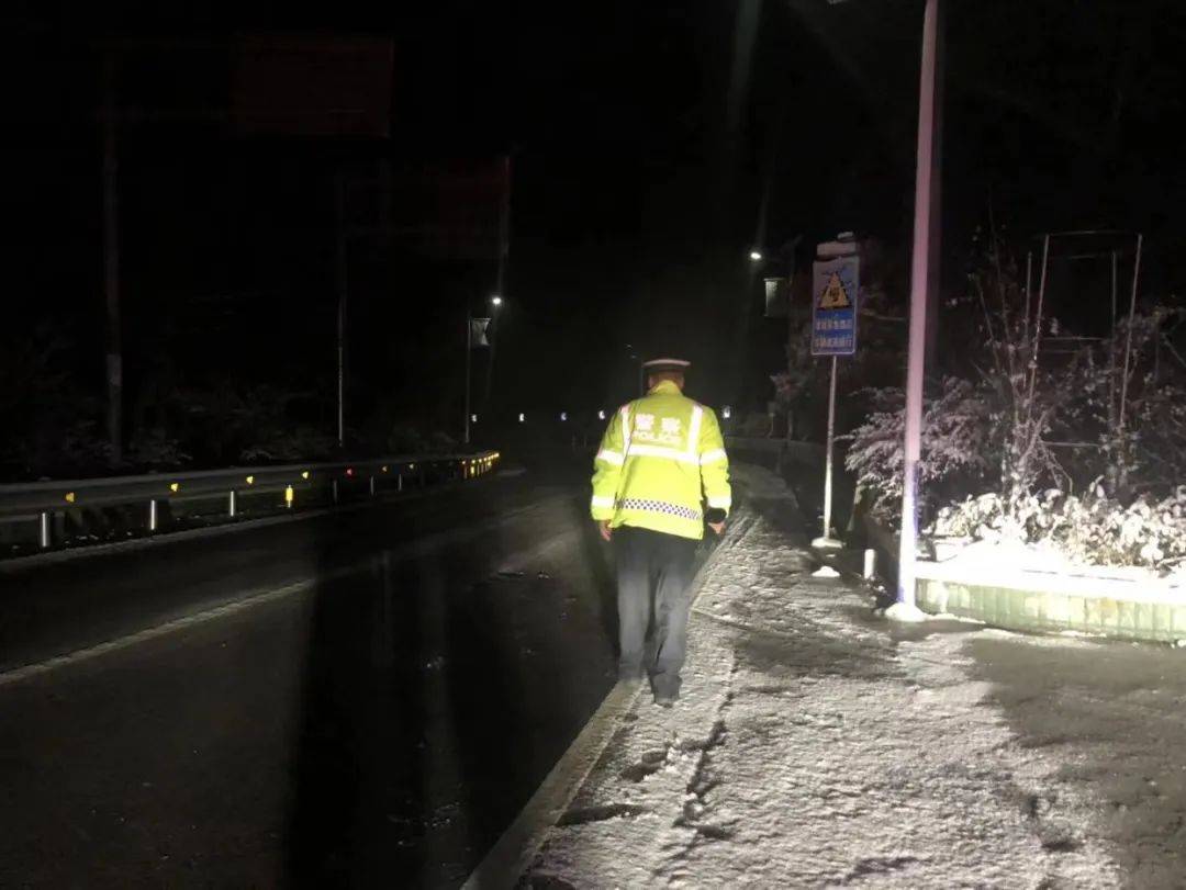 以雪為令 利川公安為群眾平安出行保駕護航_車輛_路段