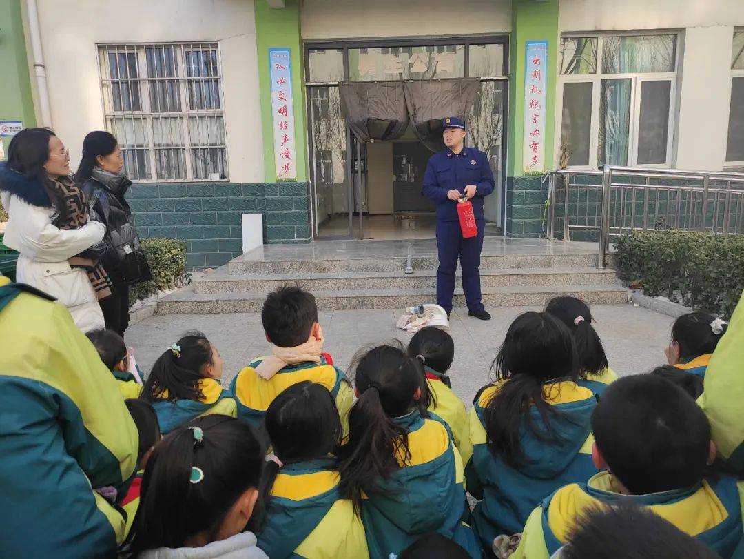 開發區宣傳人員結合近年來的校園火災案例與校園火災發生特點,重迪蝌