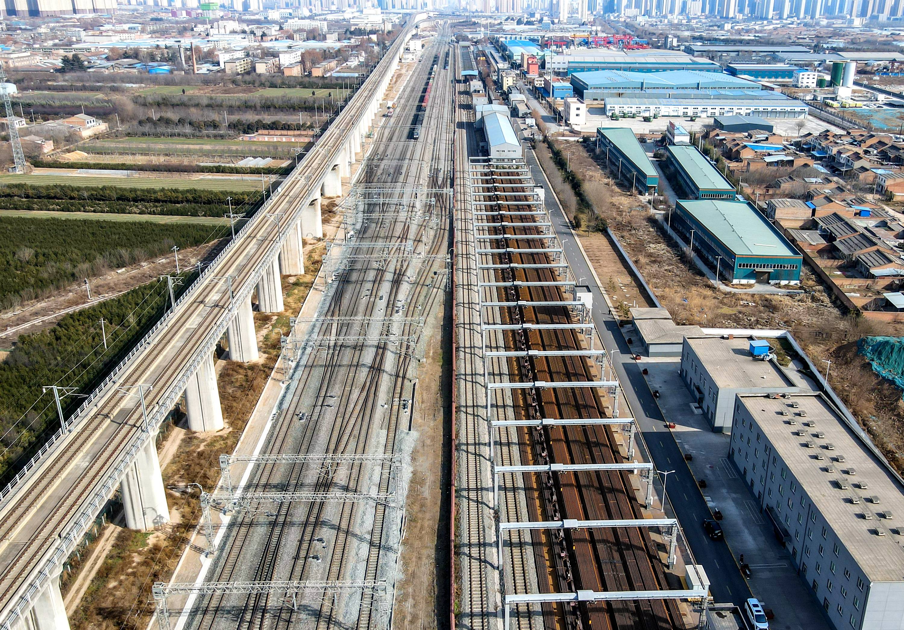 为了做好西延高铁的钢轨焊接工作,中国铁路西安局集团有限公司工务