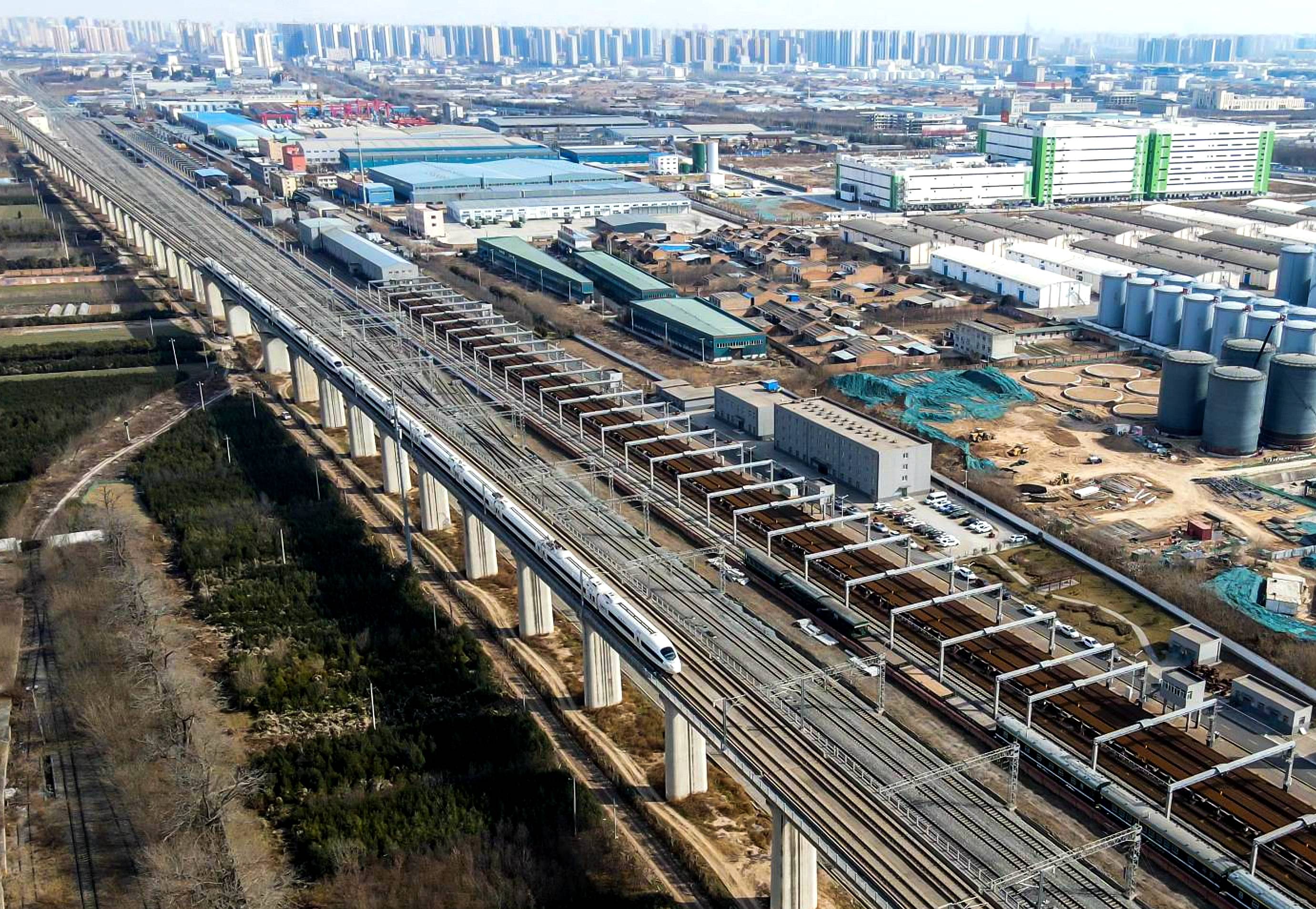 为了做好西延高铁的钢轨焊接工作,中国铁路西安局集团有限公司工务