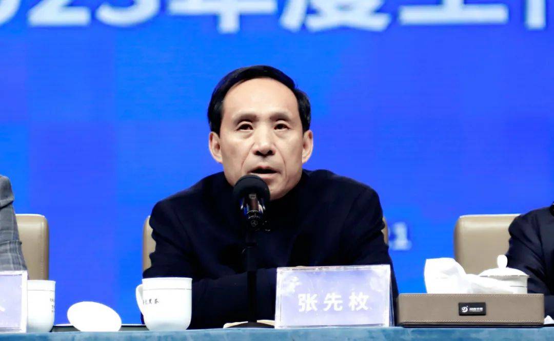 理想华莱总经理龙明华在讲话中强调了心态,状态和生态在事业发展中的