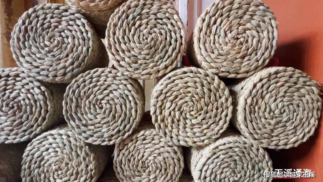 她正忙着"打草墩",只见一根根稻草在她灵巧的手中不断编织,揉搓,仿佛