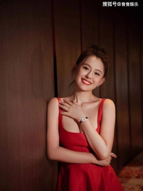 热依扎性感丰腴魅力爆表,娱乐圈真性感女神的独特风采!