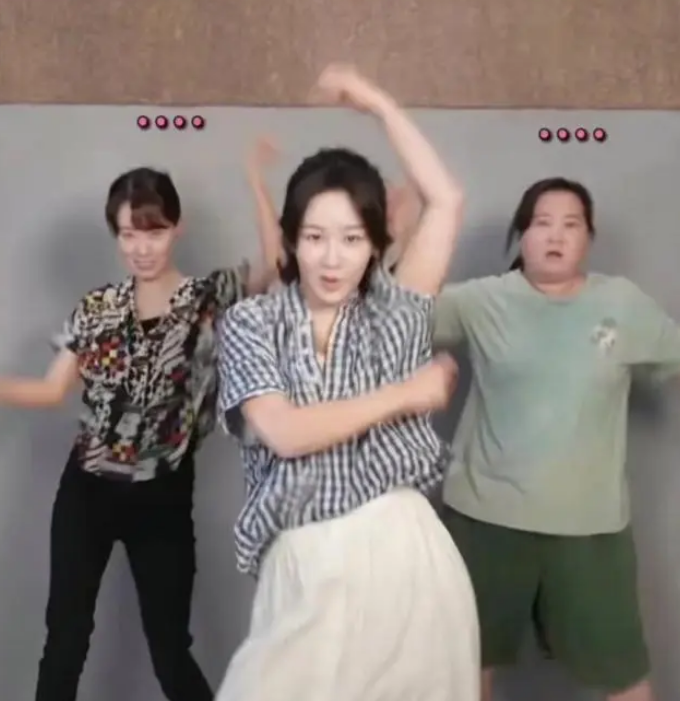 贾玲张小斐杨紫跳热辣姐妹舞,杨紫站c位,贾玲和张小斐一人一边_电影