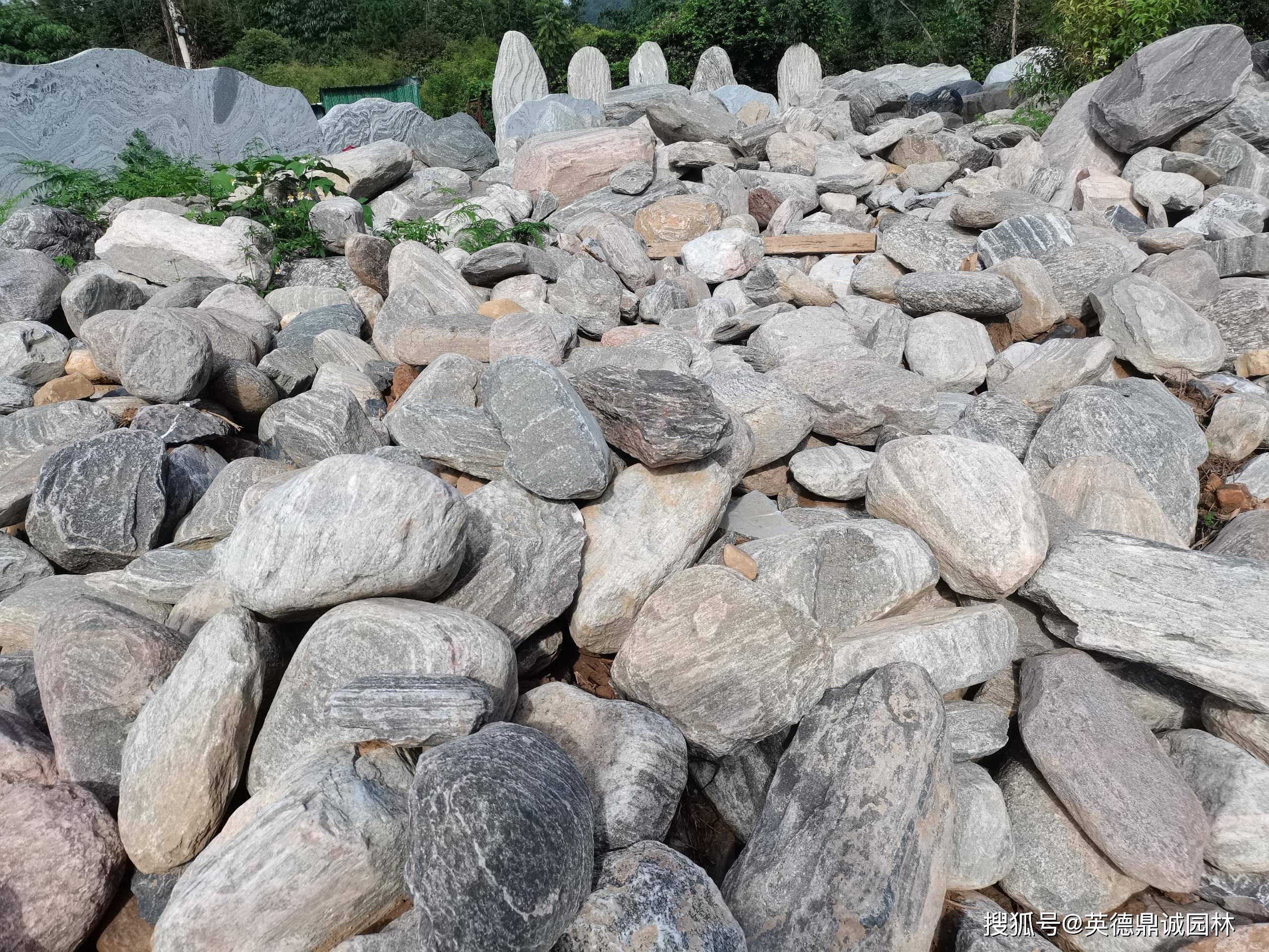 泰山石组合置石,仿佛是室内的一股清流_石头_自然_城市
