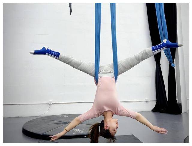 24岁林妙可近照曝光,晒复古写真名媛范儿足,脸上婴儿肥抢镜_照片_风格