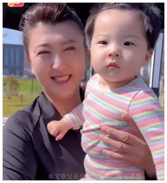 50岁闫学晶近照曝光,保养很好,看起来像30岁,怀里的孩子最吸睛_生活