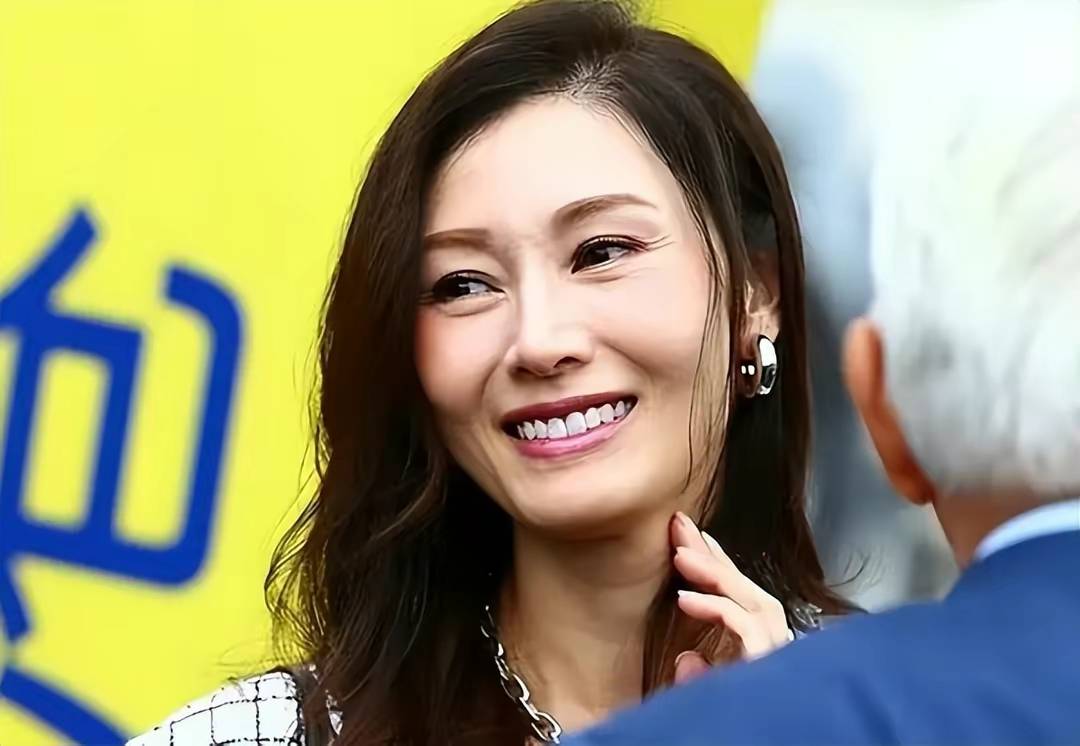 54岁李嘉欣露面!