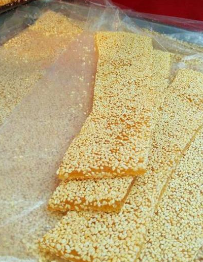 人们用麦芽糖把炒玉米粘起来冰冻成一块一块的,口感脆甜香酥.
