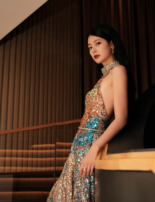 《冰与火》中的赵昭仪,穿深v露背长裙,展现性感身材,纯欲魅力_礼服