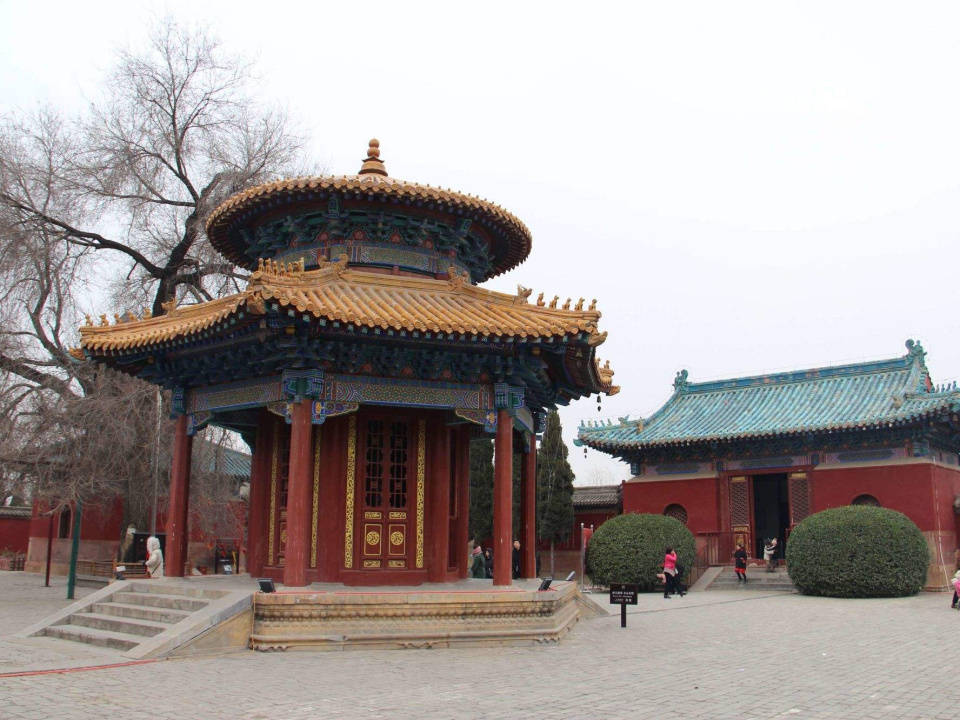 这是一座始建于清朝的古建筑群,叫作嘉应观,位于河南省焦作市,是雍正