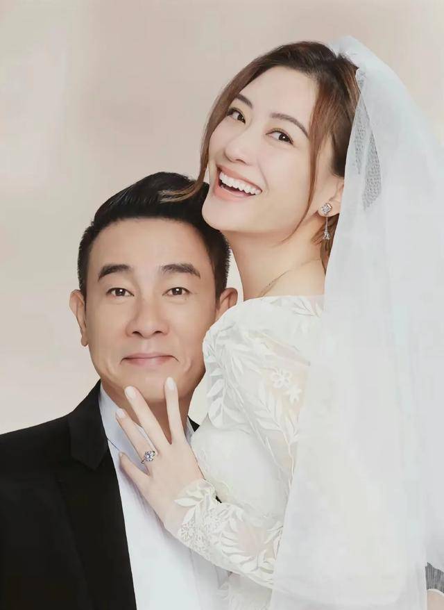 2011年,兩人在電視劇《幸福像花兒一樣》中扮演情侶後正式結婚.