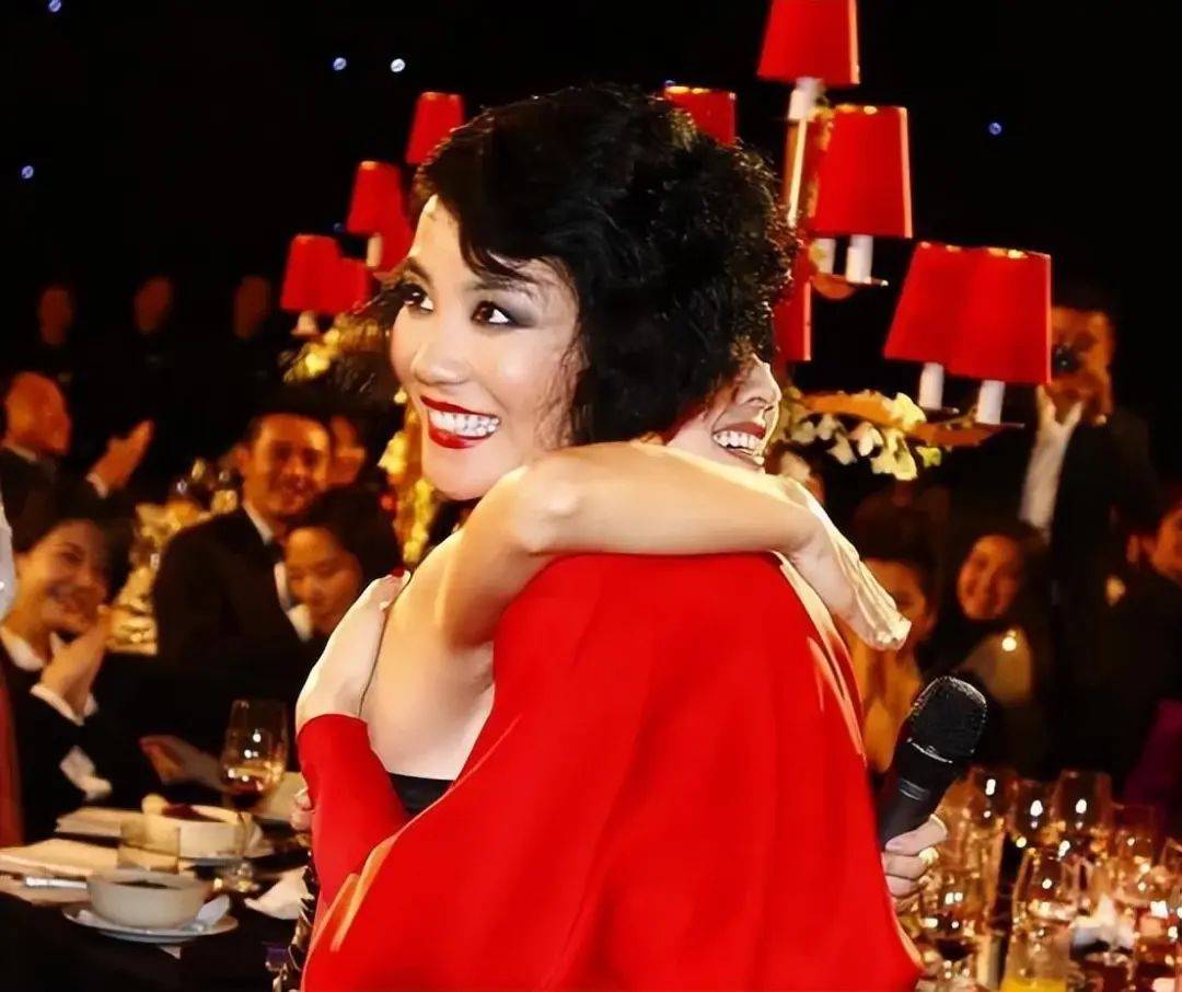 王菲现身一起活动中,照片中的王菲身着一身红妆,娇媚霸气,但发型和