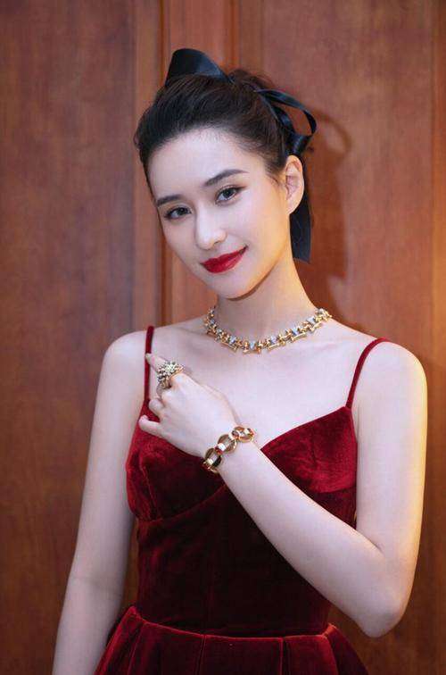 窦骁妻子何超莲拍大片,黑丝美腿衣着大胆堪比《男人装》,太撩了_衣服