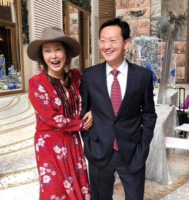 和吴飞舟认识时,孙悦刚结束一段感情,吴飞舟和前妻也离了婚.