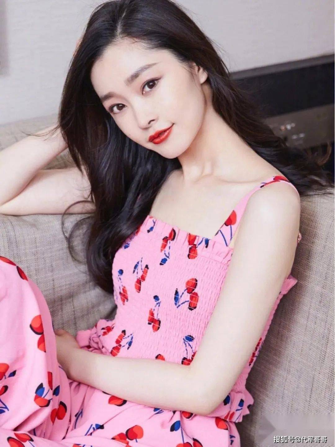 "的8位女星,个个肤白如雪,难怪合影都要远离她们_皮肤_李小冉_赵雅芝