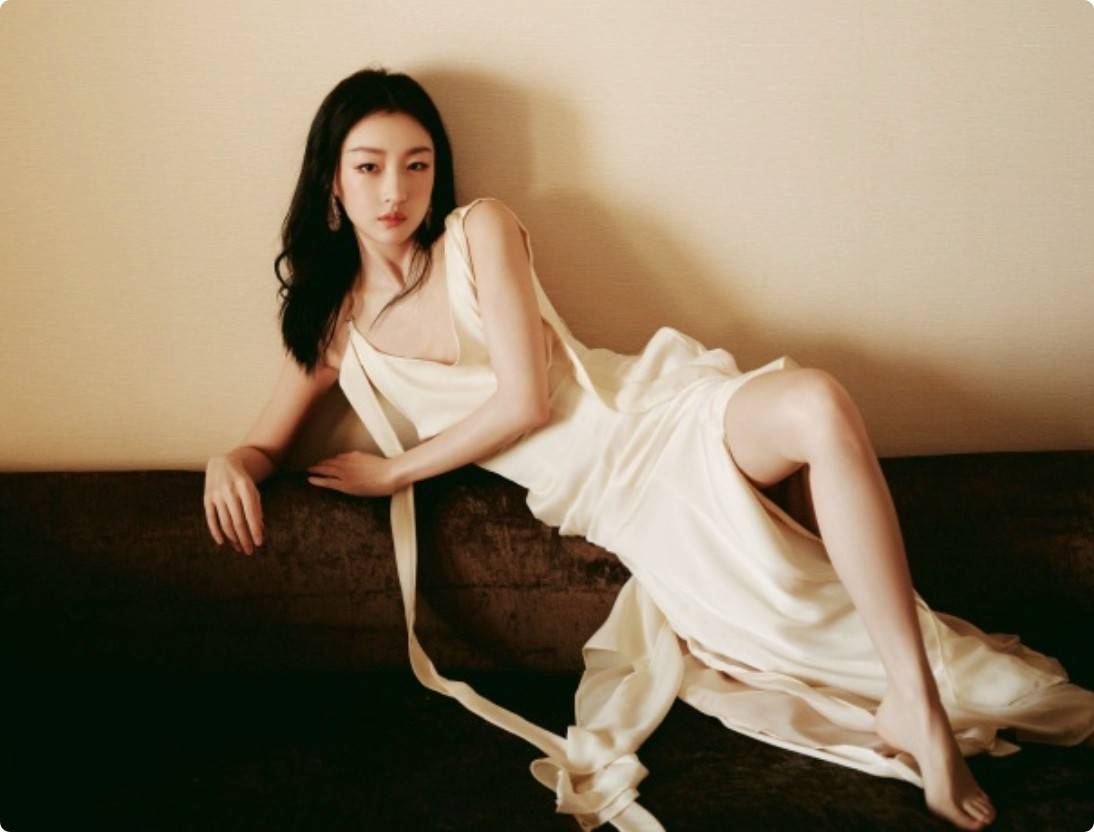 央视这一夜,被"土里土气"的高圆圆惊艳,不穿暴露礼服却艳压群芳