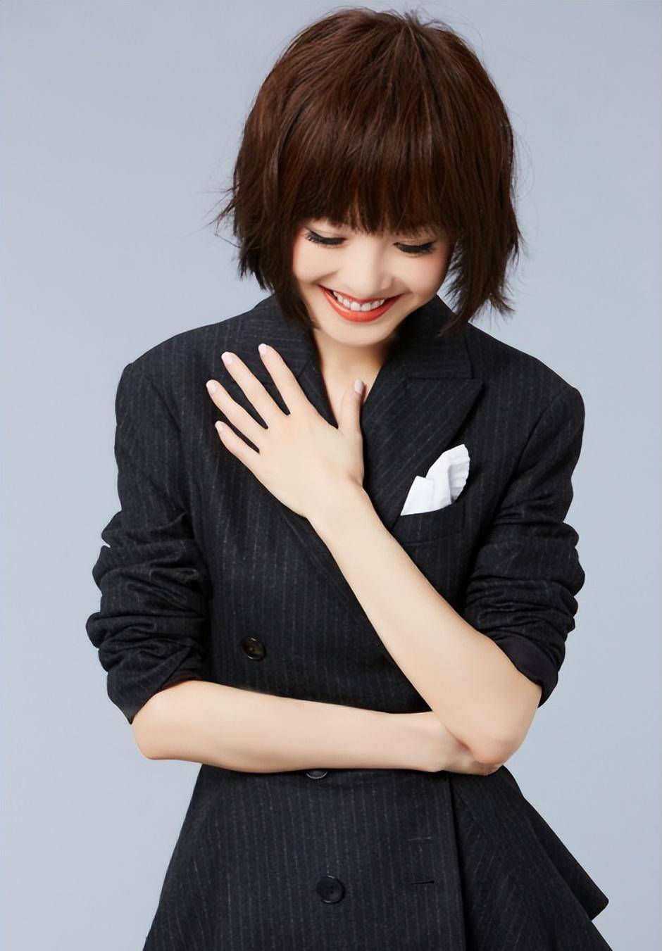 "鲁豫,跷二郎腿,握手学者,为何在53岁时招致众人反感?