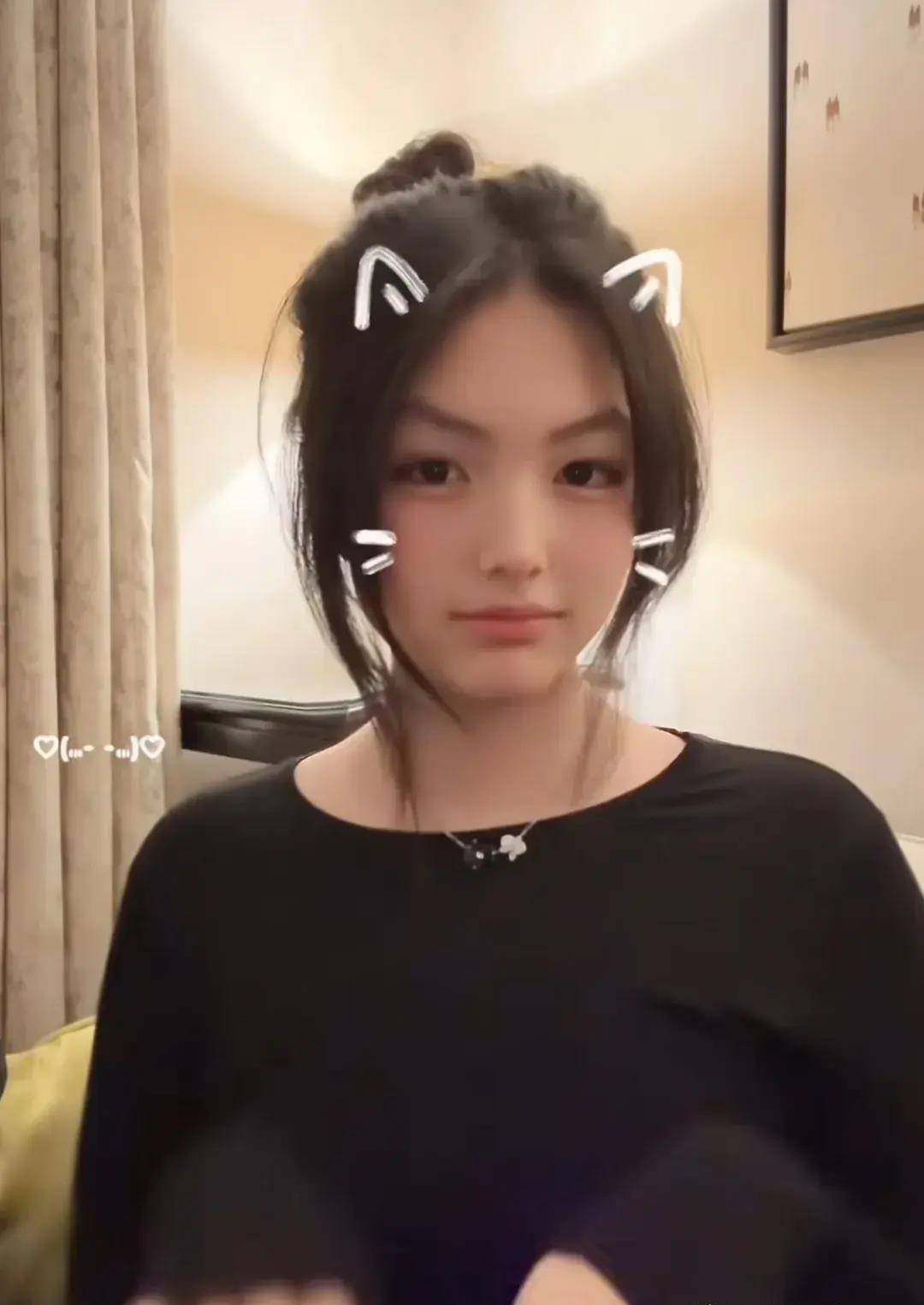 原本的长发梳成了丸子头,前面还留了两片刘海修饰脸型,王诗龄的新发型