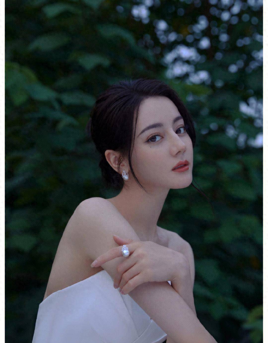 "迪丽热巴闪耀登场:吊带礼服彰显优雅天鹅颈"_年轻人_时尚_明星