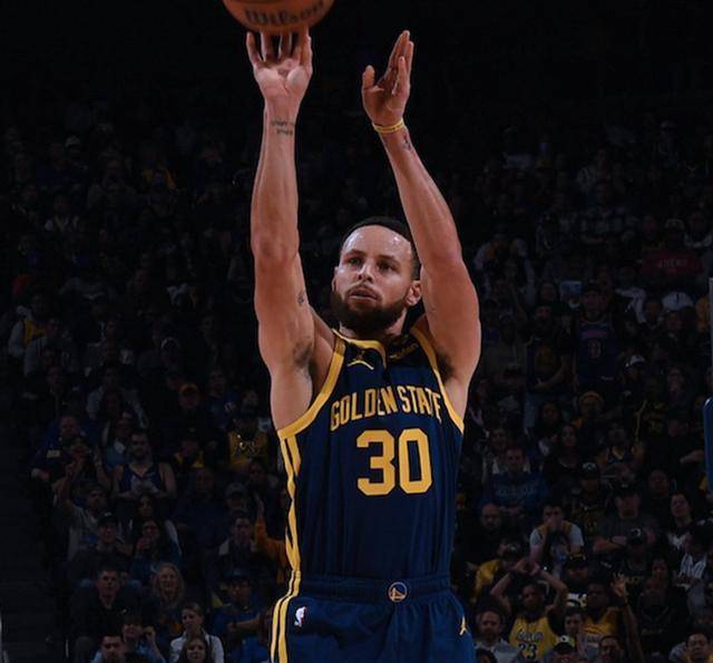 勇士1分惜败!首发26次犯规,库里怒撕球衣,科尔话中有话