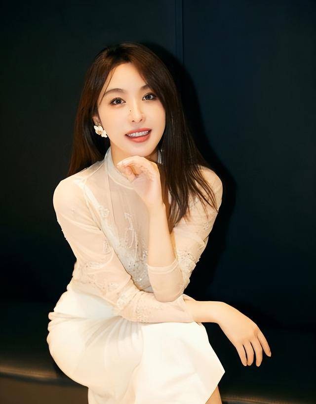 李菲儿穿连体内裤走光!