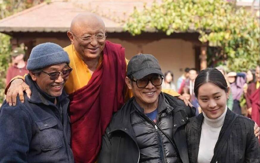 李连杰携家人旅游,62岁利智罕露面,留短发戴老花镜如普通老妇人_女儿