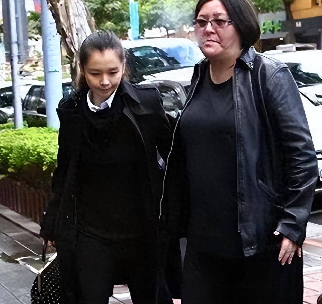 一手捧红那英王菲,解围林志玲,收养陈宝莲遗子,年过50无人敢惹_邱黎宽