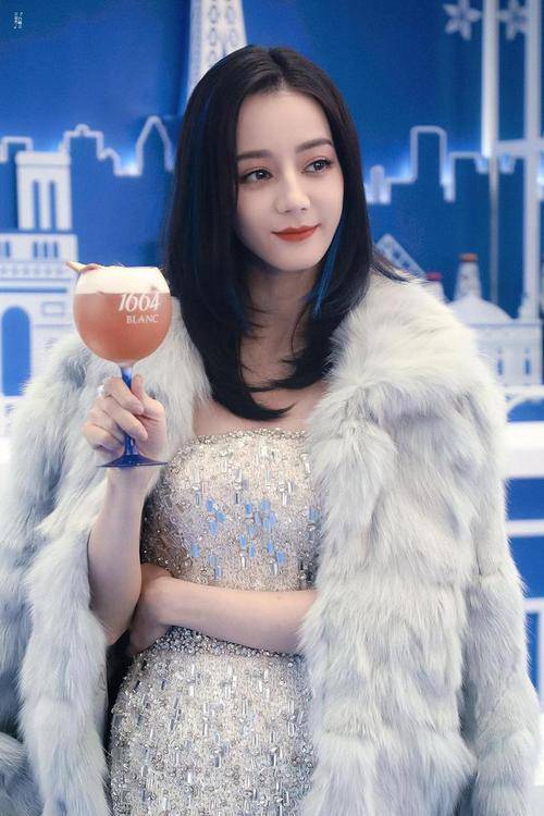 对于这一事件,粉丝们纷纷表示支持迪丽热巴维权,认为明星的肖像权应该