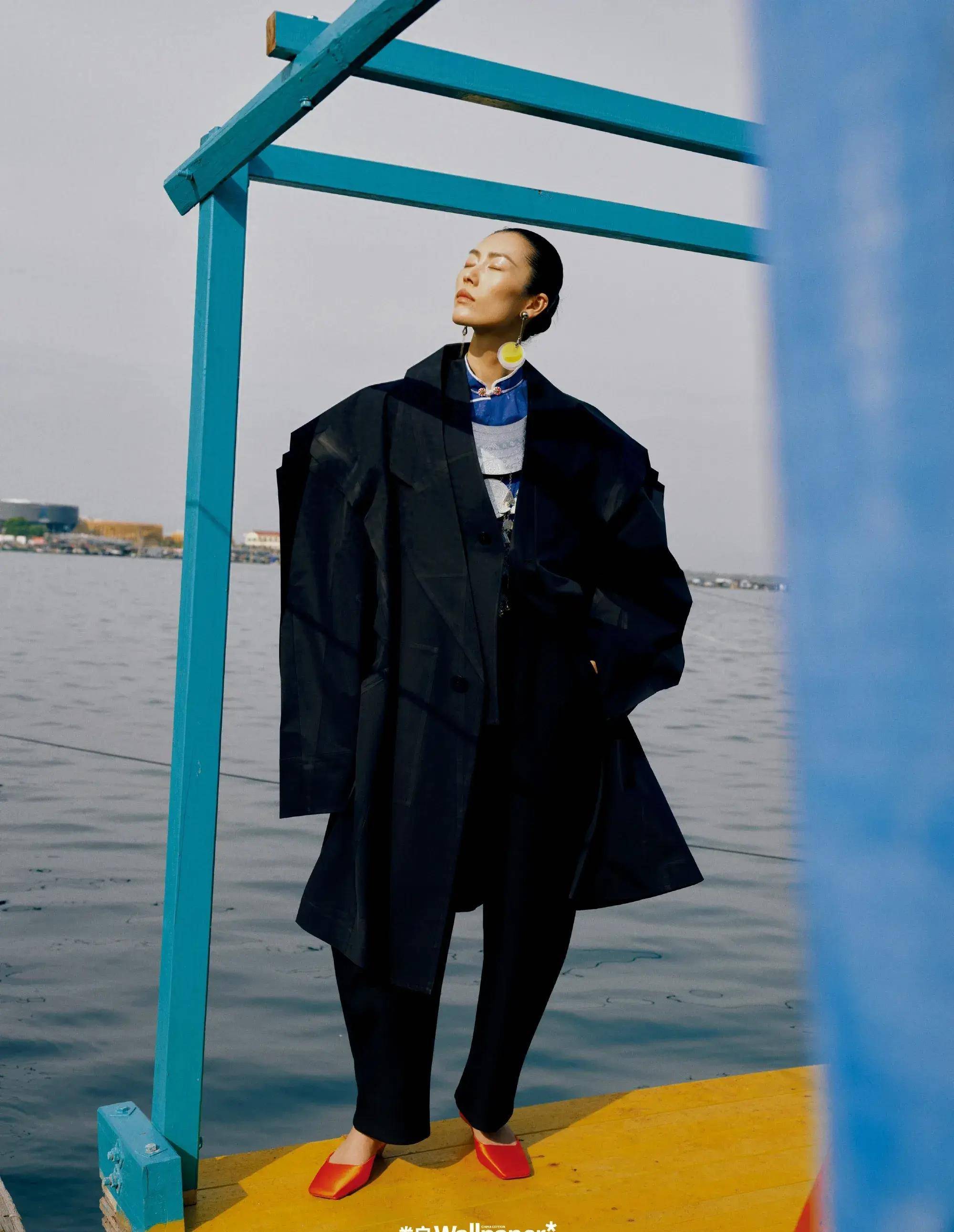 刘雯最新时尚大片曝光 瘦的越来越像个男人了!_陵水_海面_奚梦瑶