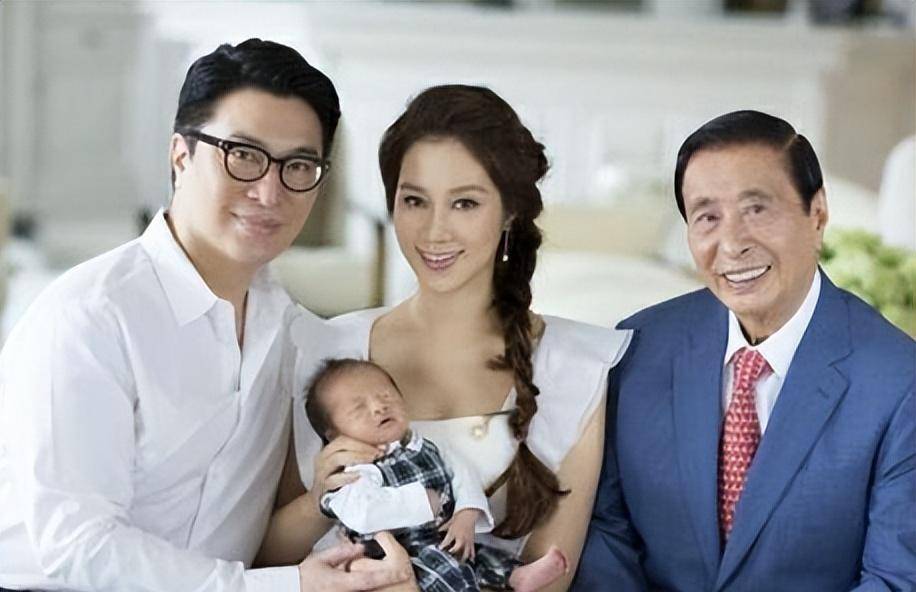 徐子淇夫妇出席名媛庆生会,合照站边上不失优雅,李家诚面部圆润_社交