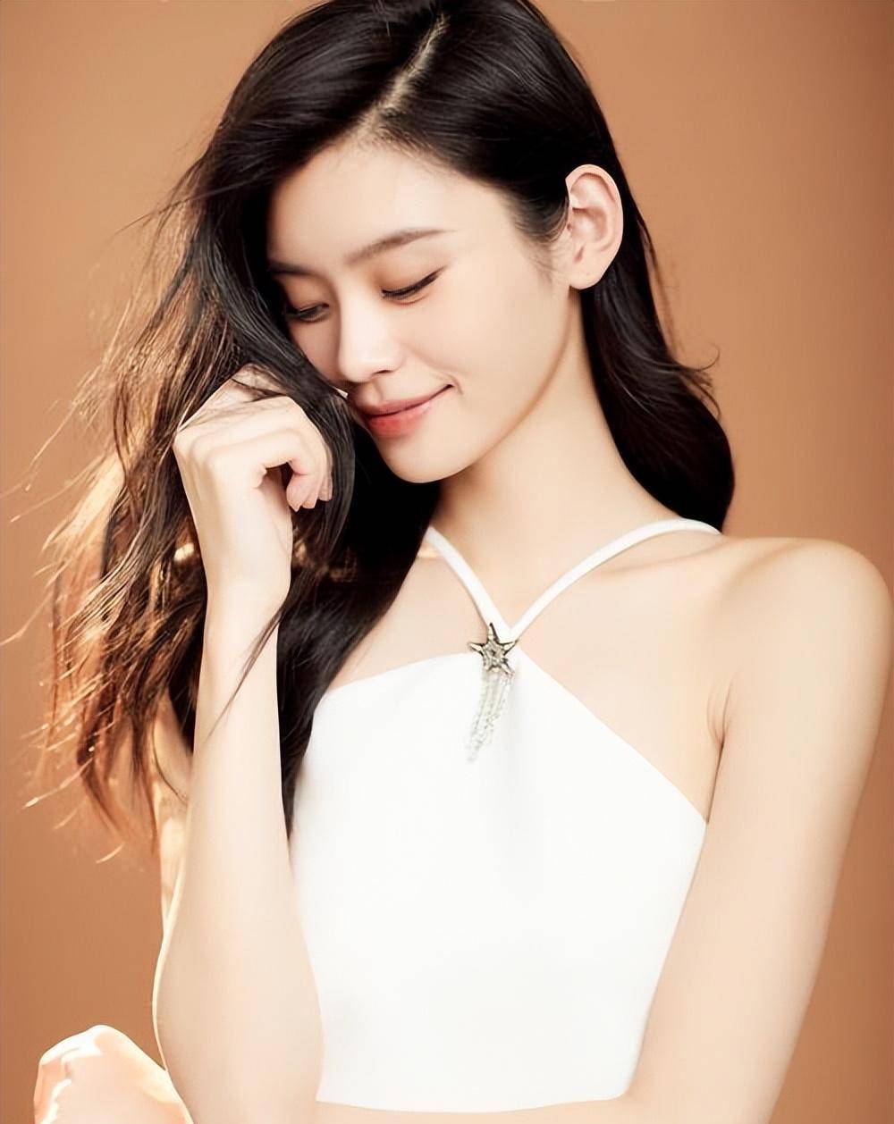 对跨界艺人,特别是像奚梦瑶这样的模特转演员,有着自己独到的见解