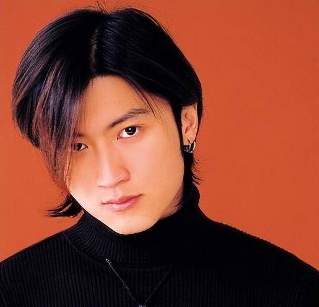 谢霆锋的手,赵丽颖的血栓,纵使万丈光芒,背后却尽是心酸!