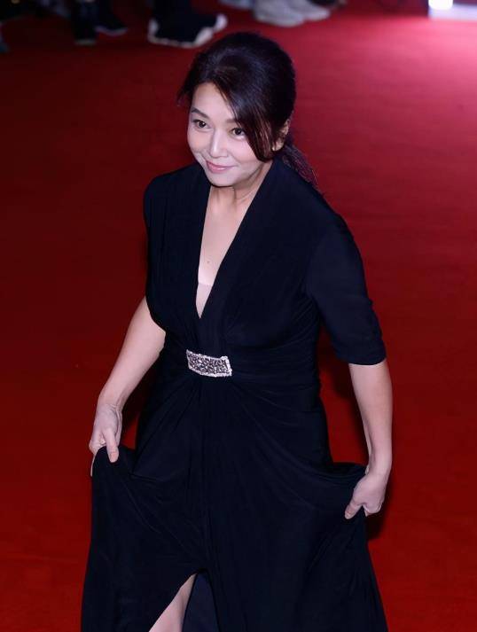 江珊老公陪继女逛街,关系好得和亲生一样,25岁忆心素颜像40岁_生活