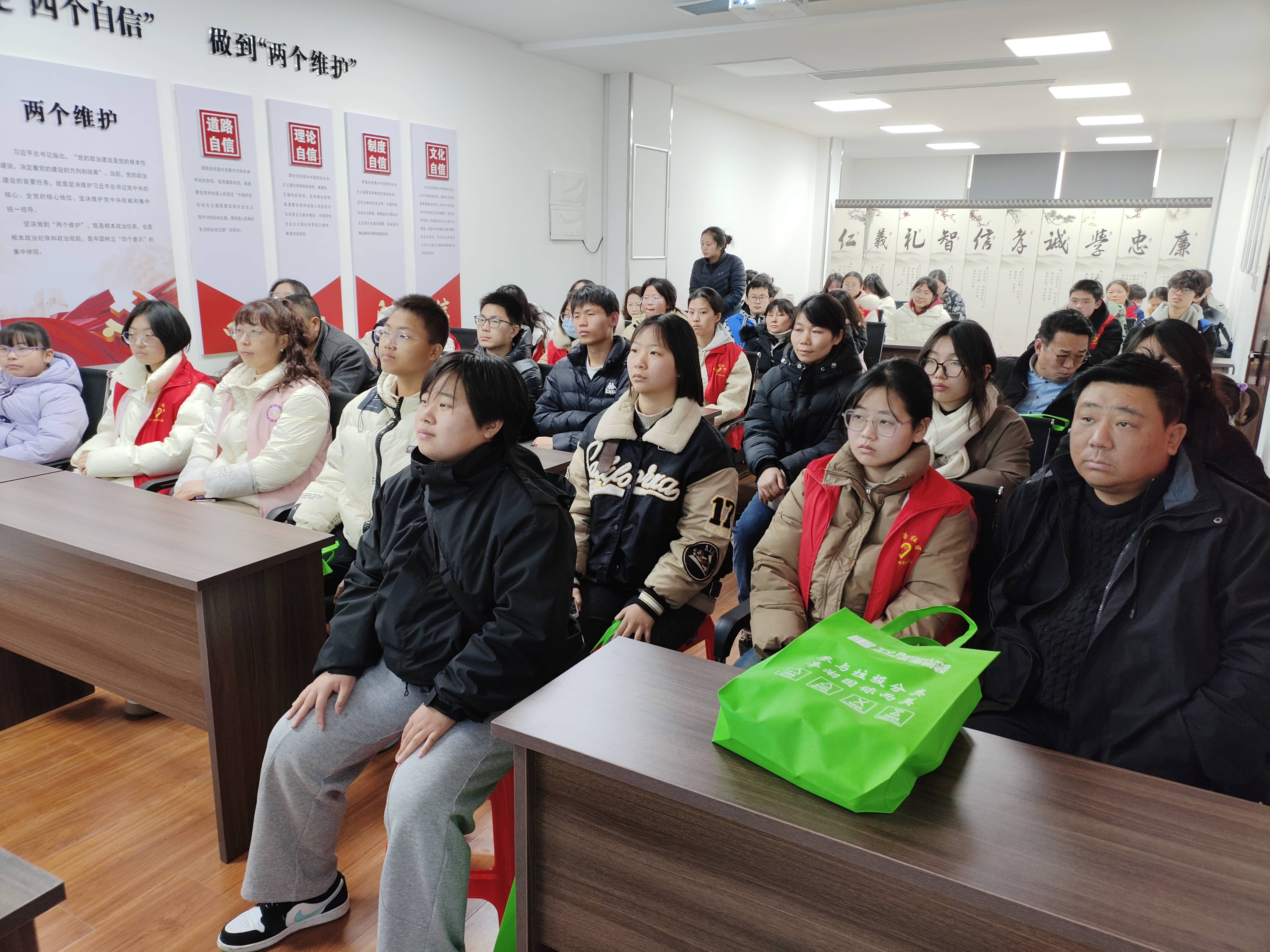范公路社区开展"垃圾分类源头减量碳新路逐绿前行向未来"讲座
