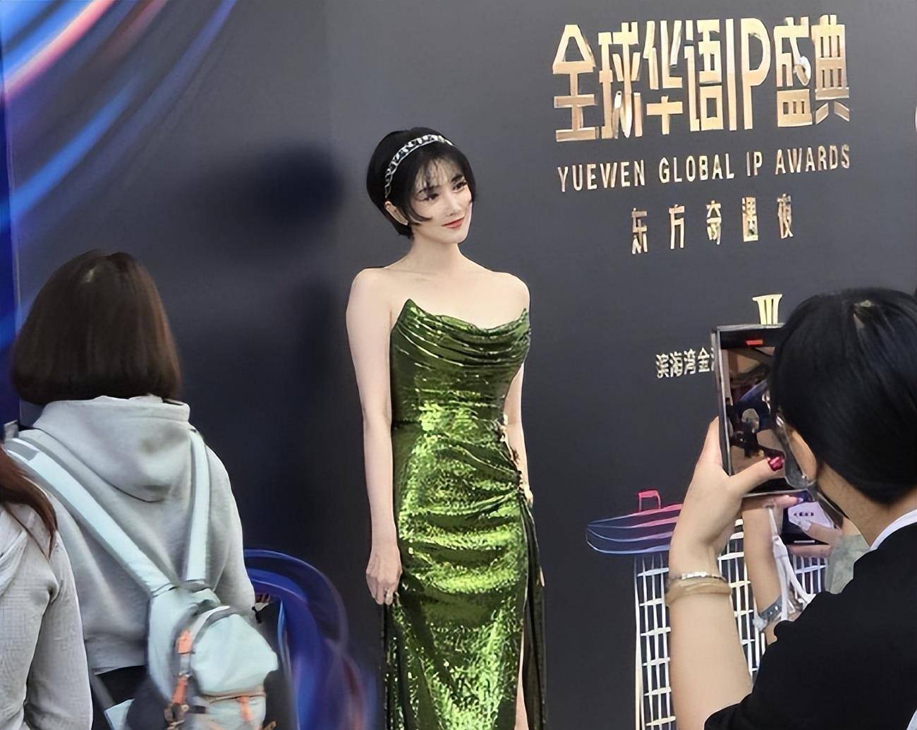 新加坡这晚:宋轶水蛇腰太惊艳,被陈小纭的脸吓到,张雨绮穿的啥_活动