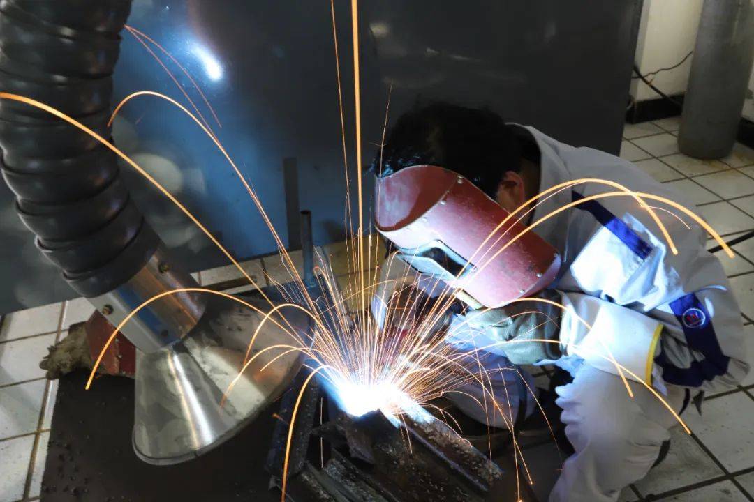 万通开设30—90天短期焊接技术专修班,涵盖手工电弧焊,co2焊,氩电联焊