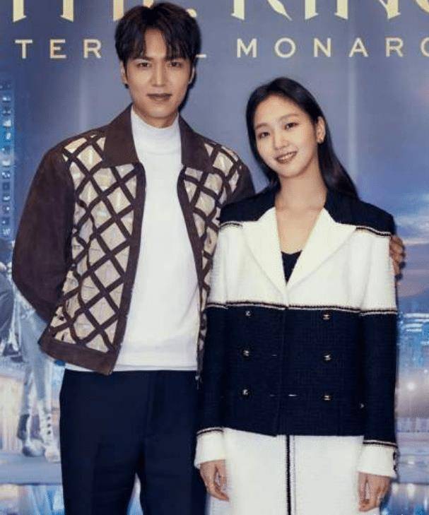 金高银晒全新美照,白裙加身立显气质,与李敏镐真"配一脸"_形象_连衣裙