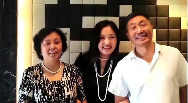 老戏骨杜源:4岁认识爱妻,结婚41年零绯闻,女儿成了最大骄傲_表演