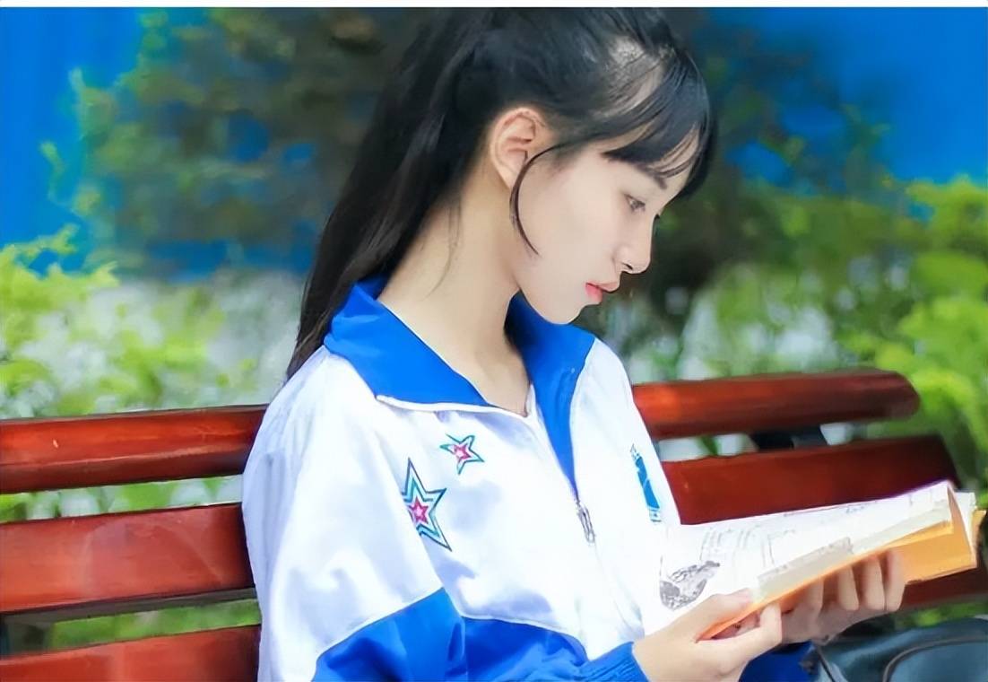 初三女生穿修身t恤上学,被同学吐槽"擦边",现在学生都想啥呢_嘲讽