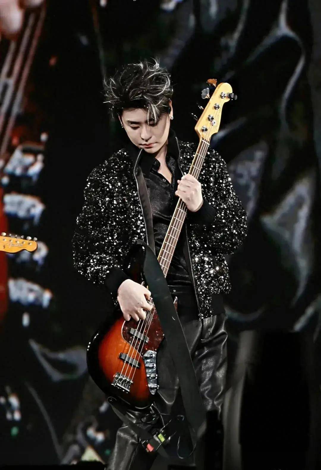 张云雷上海演唱会是本年最好的礼物《主唱大人的贝斯首秀》_激情_牛仔