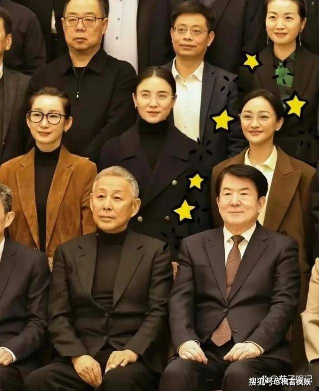 正文:在这场盛大的活动中,陈道明,范迪和李雪健等资深演员坐在合影的