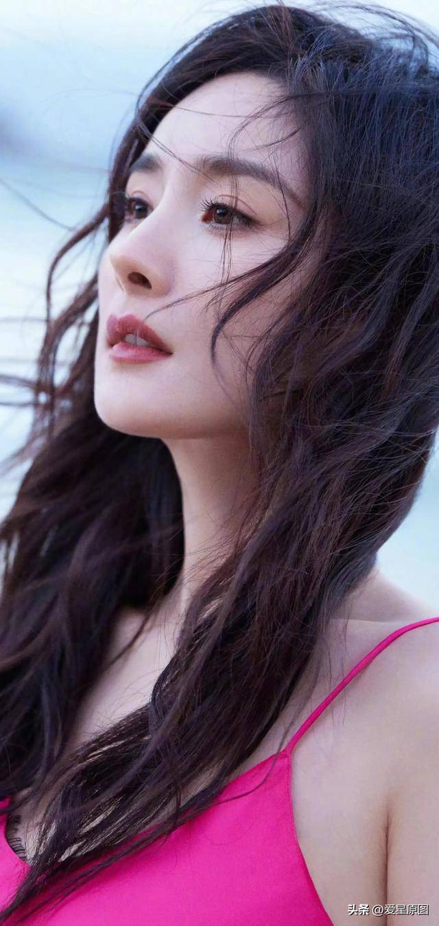 杨幂在街上的时尚休闲装扮杨幂作为雅诗兰黛品牌的代言人,拍摄了宣传